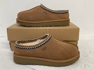 UGG WOMENS TASMAN EMBROIDERED SUEDE SLIP ON SHOES IN TAN SIZE: 5 - RRP - £100: LOCATION - WHITE BOOTH