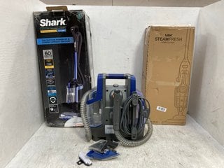 3 X ASSORTED CLEANING APPLIANCES TO INCLUDE SHARK ANTI HAIR WRAP - PET MODEL PLUS POWERFINS CORDLESS VACUUM CLEANER: LOCATION - C3