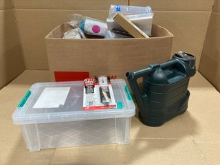 QTY OF ASSORTED ITEMS TO INCLUDE LOCK N LOCK 2L CLASSIC FRIDGE JUG AND MEDIUM SIZED PLASTIC WATERING CAN IN DARK GREEN: LOCATION - C14