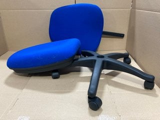 2 LEVEL VERSI UPHOLSTERED OPERATOR CHAIR IN ROYAL BLUE: LOCATION - C14