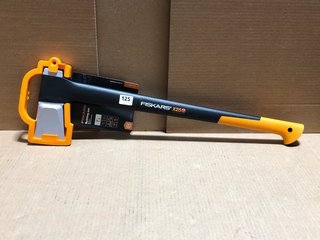 FISKARS X25 SPLITTING AXE (PLEASE NOTE: 18+YEARS ONLY. ID MAY BE REQUIRED): LOCATION - AR4