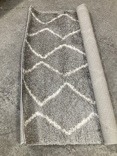 THE RUGS MOROCCAN SHAGGY RUG IN GREY SIZE: 120 X 120: LOCATION - AR10