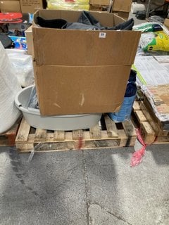 PALLET OF ASSORTED PET ITEMS TO INCLUDE CATSAN HYGIENE PLUS CAT LITTER & LARGE PET BED IN CREAM: LOCATION - A4 (KERBSIDE PALLET DELIVERY)