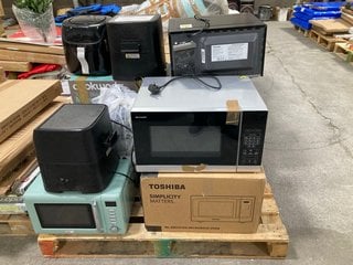 PALLET OF ASSORTED WHITE GOODS TO INCLUDE TOSHIBA 23L DIGITAL SOLO MICROWAVE OVEN - MODEL: ML-EM23P(BS) & RUSSELL HOBBS COMPACT SILVER DIGITAL MICROWAVE - MODEL: RHM2076S-AZ: LOCATION - A4 (KERBSIDE