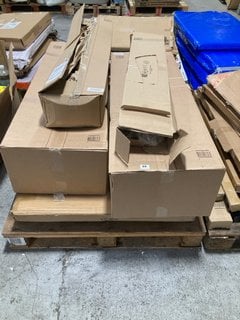 PALLET OF ASSORTED ITEMS TO INCLUDE ARTIFICIAL TURF RAKE & ORIENTOOLS STAND-UP WEEDER: LOCATION - A4 (KERBSIDE PALLET DELIVERY)