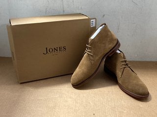 JONES BOOTMAKER MENS DEACON SUEDE CHUKKA BOOTS IN TAN - SIZE UK 10 - RRP £120: LOCATION - J4