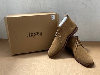 JONES BOOTMAKER MENS DEACON SUEDE CHUKKA BOOTS IN TAN - SIZE UK 10 - RRP £120: LOCATION - J4