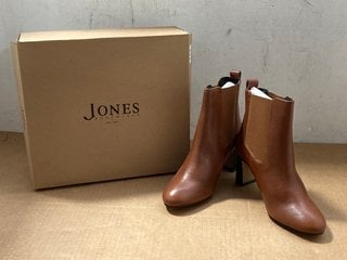 JONES BOOTMAKER MENS DEACON SUEDE CHUKKA BOOTS IN TAN - SIZE UK 12 - RRP £120: LOCATION - J4