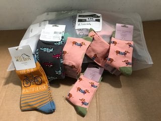 QTY OF CHILDRENS & ADULTS SOCKS IN VARIOUS DESIGNS TO INCLUDE PAIR OF MR HERON JEEP DESIGN SOCKS IN CHARCOAL - ONE SIZE: LOCATION - J6