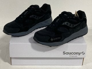 SAUCONY GRID SHADOW 2 GTX TRAINERS IN METALLIC BLACK UK SIZE 10 - RRP £150: LOCATION - FRONT BOOTH