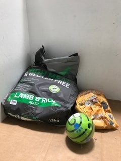 3 X PET ITEMS TO INCLUDE 12KG BAG OF PERO HIGH MEAT & GLUTEN FREE DRY DOG FOOD IN LAMB & RICE FLAVOUR - BBE: 12/2025: LOCATION - J10