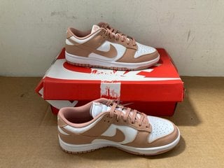 NIKE WOMENS DUNK LOW TRAINERS IN WHISPER ROSE/WHITE - SIZE UK 6: LOCATION - J11