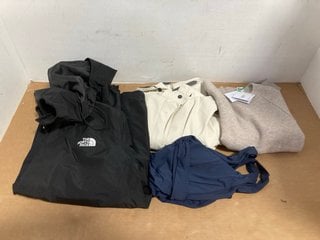 4 X CLOTHING ITEMS TO INCLUDE THE NORTH FACE SANGRO MENS WATERPROOF BLACK JACKET - SIZE UK XL: LOCATION - I14