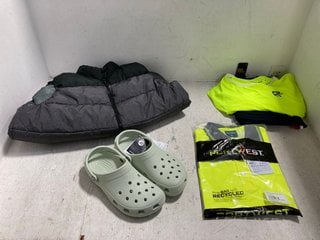 QTY OF MENS CLOTHING ITEMS TO INCLUDE PALE GREEN CROCS SIZE UK MENS 9 / WOMENS 11: LOCATION - I1