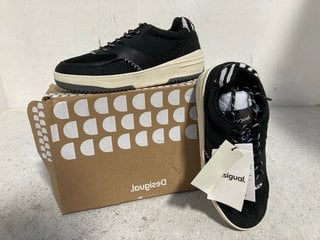 DESIGUAL WOMENS METRO PATCH TRAINERS IN BLACK/WHITE - SIZE UK 6: LOCATION - H16