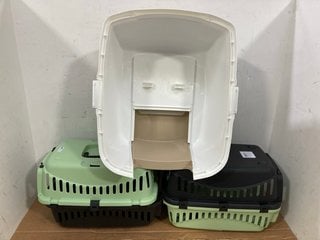 2 X OKERBL SMALL PET CARRIERS IN BLACK/GREEN TO ALSO INCLUDE MEDIUM SIZE PET CARRIER IN BEIGE/WHITE: LOCATION - E15