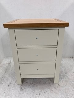 3 DRAWER WOODEN BEDSIDE CABINET IN CREAM/OAK: LOCATION - E5