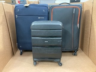 3 X SUITCASES IN VARIOUS SIZES TO INCLUDE AMERICAN TOURISTER 4 WHEELED LARGE FABRIC SUITCASE IN GREY/ORANGE: LOCATION - E1