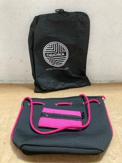 2 X CHUCHKA LILLY BUCKET BAGS SIZE OS IN BLACK/PINK: LOCATION - CR6