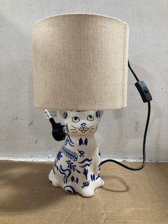 DELFT CAT TABLE LAMP TO INCLUDE ORANGE WATERCOLOUR GLASS TABLE LAMP: LOCATION - BR3