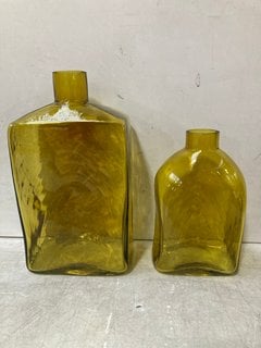 2 X ASSORTED NKUKU ITEMS TO INCLUDE ELLAM RECYCLED GLASS BOTTLE VASE IN OLIVE GREEN: LOCATION - BR7