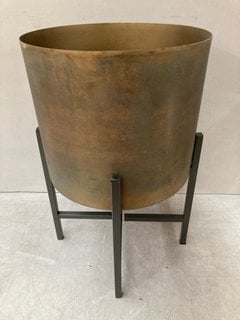 JUONI IRON PLANTER - AGED ANTIQUE BRASS - SMALL - RRP £95: LOCATION - BR9