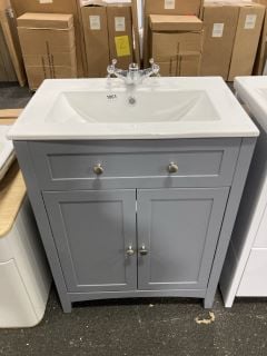 (COLLECTION ONLY) FLOOR STANDING 2 DOOR SINK UNIT IN LIGHT GREY WITH A 610 X 400MM 1TH CERAMIC BASIN COMPLETE WITH A MONO BASIN MIXER TAP & CHROME SPRUNG WASTE - RRP £735: LOCATION - A7