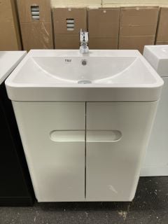 (COLLECTION ONLY) FLOOR STANDING 2 DOOR SINK UNIT IN WHITE WITH A 590 X 460MM 1TH POLYMARBLE BASIN COMPLETE WITH A MONO BASIN MIXER TAP & CHROME SPRUNG WASTE - RRP £740: LOCATION - A5