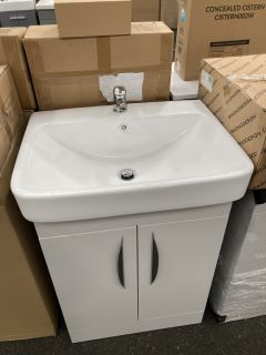 (COLLECTION ONLY) FLOOR STANDING 2 DOOR SINK UNIT IN GREY MIST WITH A 610 X 470MM 1TH CERAMIC BASIN COMPLETE WITH A MONO BASIN MIXER TAP & CHROME SPUNG WASTE - RRP £735: LOCATION - A4