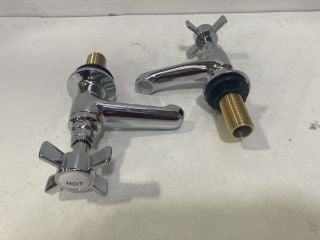 PAIR OF TRADITIONAL CROSSHEAD BASIN PILLAR TAPS IN CHROME: LOCATION - R4