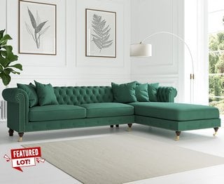 CHISWICK GREEN VELVET EXTRA LARGE 3 SEATER RIGHT FACING CHAISE SOFA - RRP £1499: LOCATION - A7 (KERBSIDE PALLET DELIVERY)