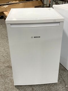 BOSCH UNDERCOUNTER FREEZER: MODEL GTV15NWEAG - RRP £329: LOCATION - D7