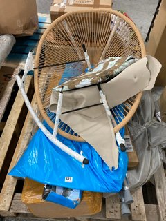 PALLET OF ASSORTED ITEMS TO INCLUDE MODERN STYLE STRING GARDEN CHAIR IN LIGHT BROWN: LOCATION - B7