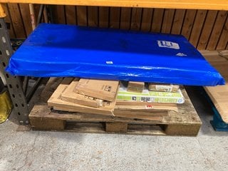 PALLET OF ASSORTED ITEMS TO INCLUDE MUNCHKIN SURE SHUT SAFETY GATE: LOCATION - DR5