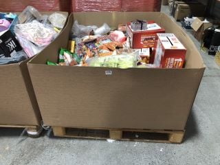 PALLET OF ASSORTED FOOD ITEMS TO INCLUDE QTY OF SMITHS SCAMPI FLAVOURED FRIES - BBE 4/1/25: LOCATION - B8 (KERBSIDE PALLET DELIVERY)