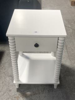 WOODEN SPINDLE BEDSIDE TABLE IN WHITE: LOCATION - A2