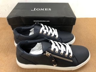 JONES BOOTMAKERS PADOVA LEATHER LACE-UP TRAINERS IN BLACK- UK SIZE 5: LOCATION - D3