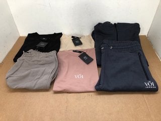 6 X ASSORTED MENS CLOTHING IN VARIOUS SIZES TO INCLUDE VOI LONDON T-SHIRT IN CREAM- UK SIZE L: LOCATION - D4