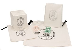 DIPTYQUE PARIS 34 BOULEVARD SAINT GERMAIN ENCRE 190G SCENTED CANDLE WITH 2 X DIPTYQUE PARIS ROSE ROCHE/LILYPHEA EAU DE PARFUM TESTERS TO INCLUDE DIPTYQUE PERFUMED NOTEBOOK BUNDLE: LOCATION - BOOTH