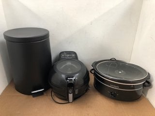 3 X ASSORTED HOUSEHOLD ITEMS TO INCLUDE CROCKPOT SLOW COOKER IN BLACK: LOCATION - D12