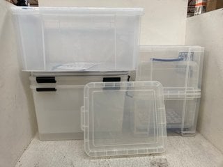 QTY OF ASSORTED PLASTIC STORAGE BOXES WITH LIDS IN VARIOUS SIZES: LOCATION - D17