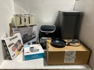 QTY OF ASSORTED HOUSEHOLD ITEMS TO INCLUDE TO INCLUDE RUSSELL HOBBS 4 SLICE TOASTER IN CREAM: LOCATION - C14