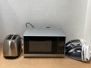 3 X ASSORTED JOHN LEWIS & PARTNERS KITCHEN ITEMS TO INCLUDE 20L 800W MICROWAVE IN SILVER - MODEL: JLSMWO08: LOCATION - C11