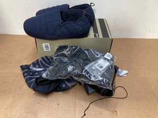 QTY OF ASSORTED MENS CLOTHING ITEMS TO INCLUDE JOHN LEWIS & PARTNERS NAVY QUILTED SLIP ON SLIPPERS: LOCATION - C10