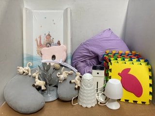 QTY OF CHILDRENS ITEMS TO INCLUDE NURSING PILLOW IN LIGHT GREY AND HARD BASE CHANGING MAT TO ALSO INCLUDE PREGNANCY PILLOW IN ' U ' SHAPE: LOCATION - B1