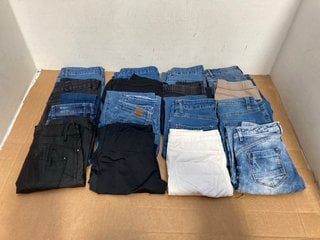 QTY OF ASSORTED WOMENS TROUSERS IN VARIOUS SIZES TO INCLUDE DENIM CO JEANS - UK SIZE: 6 TO ALSO INCLUDE HARPER WHITE JEANS - UK SIZE: W6 L30: LOCATION - B1