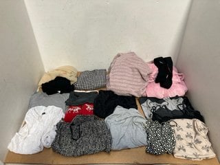 QTY OF ASSORTED WOMENS CLOTHING IN VARIOUS SIZES TO INCLUDE PINK BATHROBE - UK SIZE: SMALL TO ALSO INCLUDE CHECKED SCARF IN WHITE/BLACK: LOCATION - B1