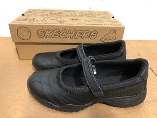 SKECHERS KIDS VELOCITY POUTY MARY JANES SHOES IN BLACK - UK SIZE: 4: LOCATION - B5