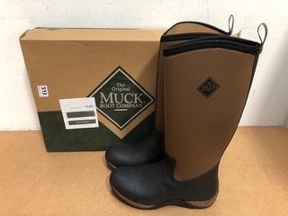 THE ORIGINAL MUCK BOOT COMPANY WOMENS ARCTIC ADVENTURE TALL BOOTS IN BLACK/BROWN - UK SIZE: 7 - RRP: £ 140.00: LOCATION - B5