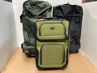 3 X ASSORTED SUITCASES TO INCLUDE U.S. TRAVELER SOFT SHELL WHEELED SUITCASE IN FOREST GREEN: LOCATION - B9